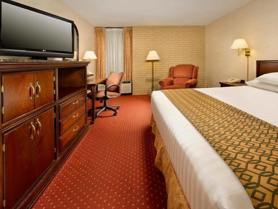 Drury Inn & Suites Charlotte University Place Exterior foto